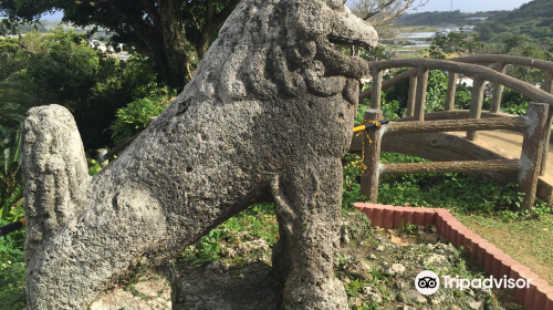 富盛の石彫大獅子 (Tomori Stone Lion)