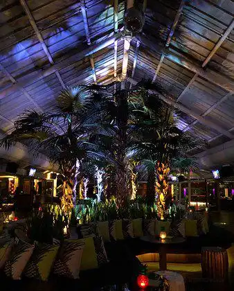 Hotel dekat Double Six Club