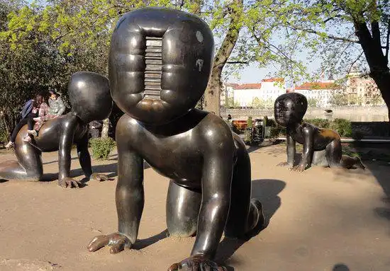 Hotels in der Nähe von Krabbelnde Babies von David Černý
