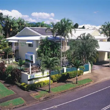 Reef Palms Motel Apartments Отели рядом с достопримечательностью «Кладбище Мак-Леод стрит Пайонир»