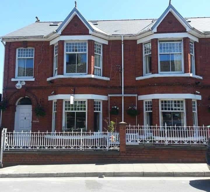 Ebbw Vale Guest House - Housity