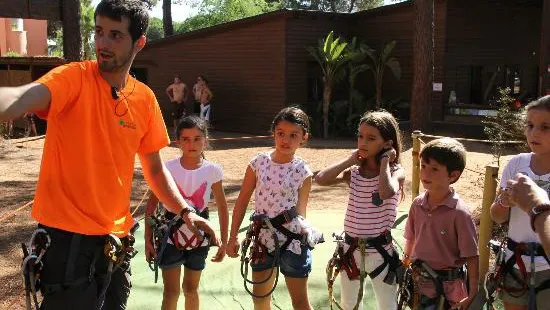 AVENTURA AMAZONIA MARBELLA. Parque de multiaventura y tirolinas para niños y adultos. Despedidas, Cumples y Teambuilding.