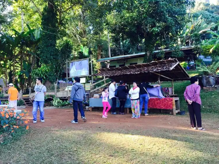 Hotels near Pang Tong Palace