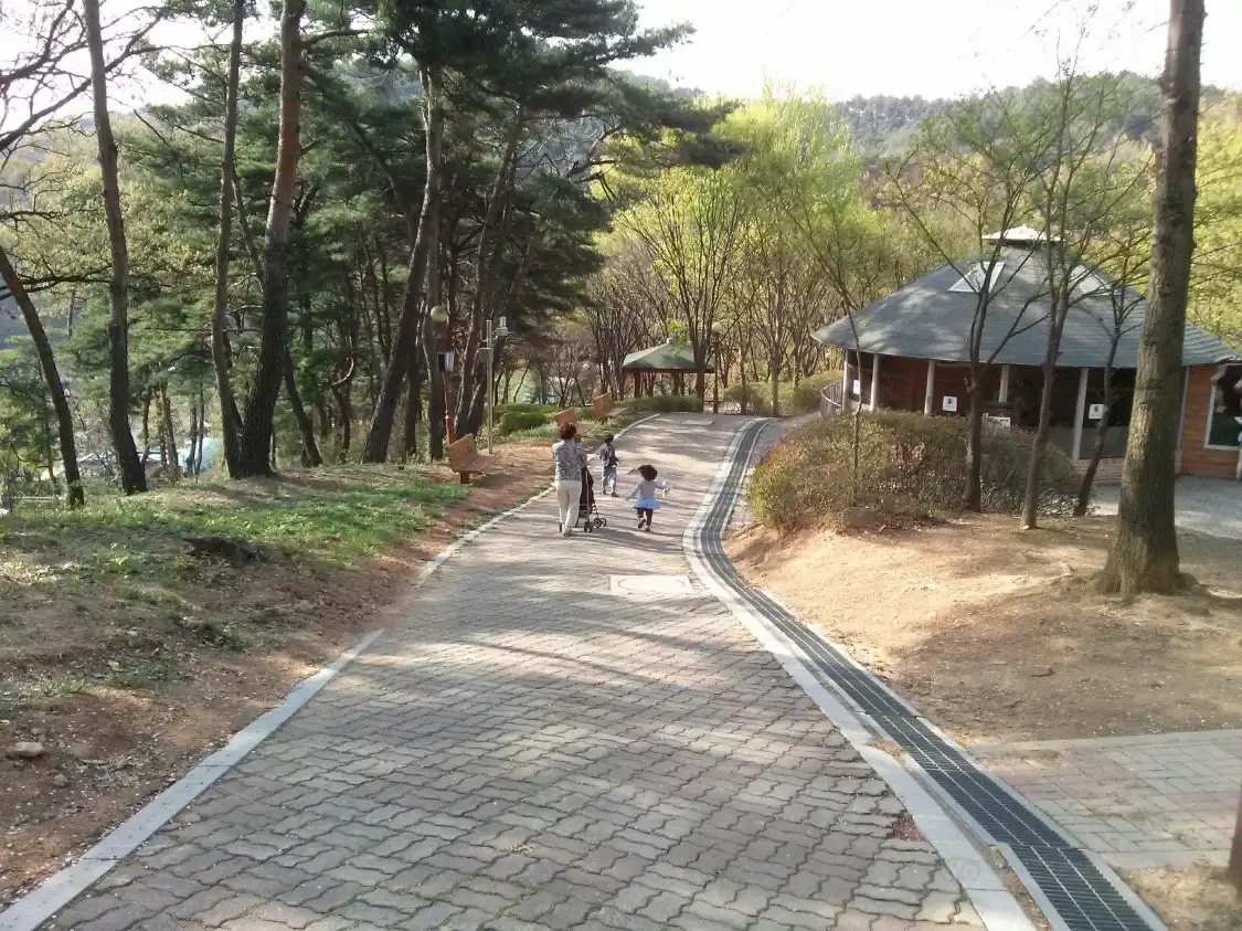 Hotels near Cheongju Zoo