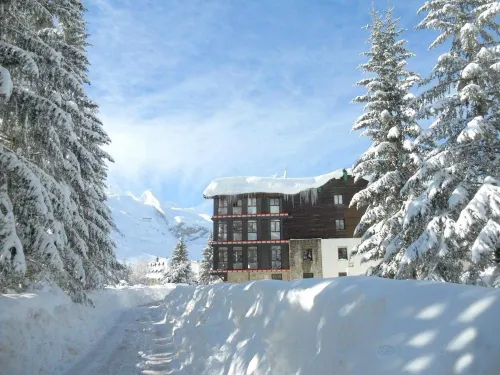 Snö Hotel Candanchú فنادق في Canfranc-Estancion