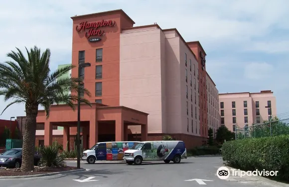 希爾頓薩爾蒂洛佐娜機場歡朋酒店