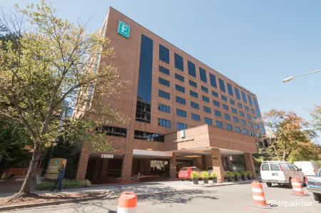 Embassy Suites by Hilton Washington DC Georgetown Отели рядом с достопримечательностью «Собор Святого апостола Матфея»