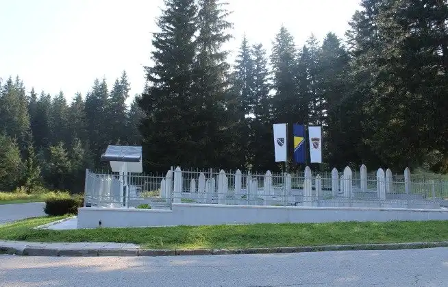 Hotels near Sehidsko mezarje Veliko Polje