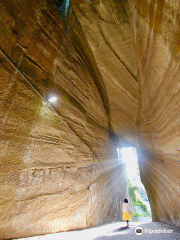 Bare digging incision tunnel in Tōrō Slope Daishidō.(Tōzen temple.)