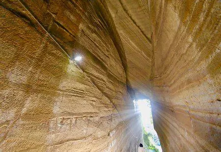 Bare digging incision tunnel in Tōrō Slope Daishidō.(Tōzen temple.)