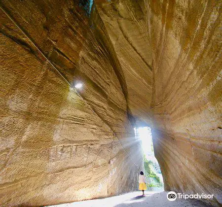 Bare digging incision tunnel in Tōrō Slope Daishidō.(Tōzen temple.)