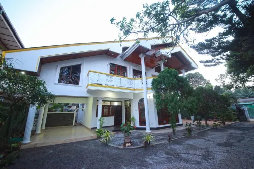 Airport A4 Transit Hub - Eco Chalets - Free Shuttle Service 24Hrs