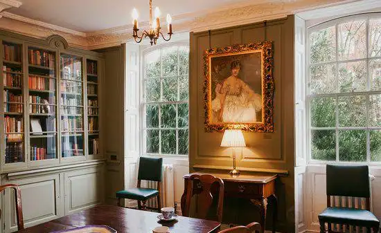 Các khách sạn gần Burgh House