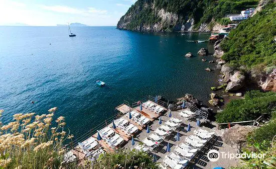 La Spiaggia e la Baia di Cartaromana