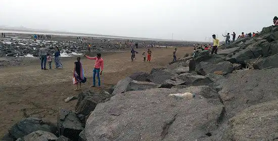 Các khách sạn gần Dumas Beach