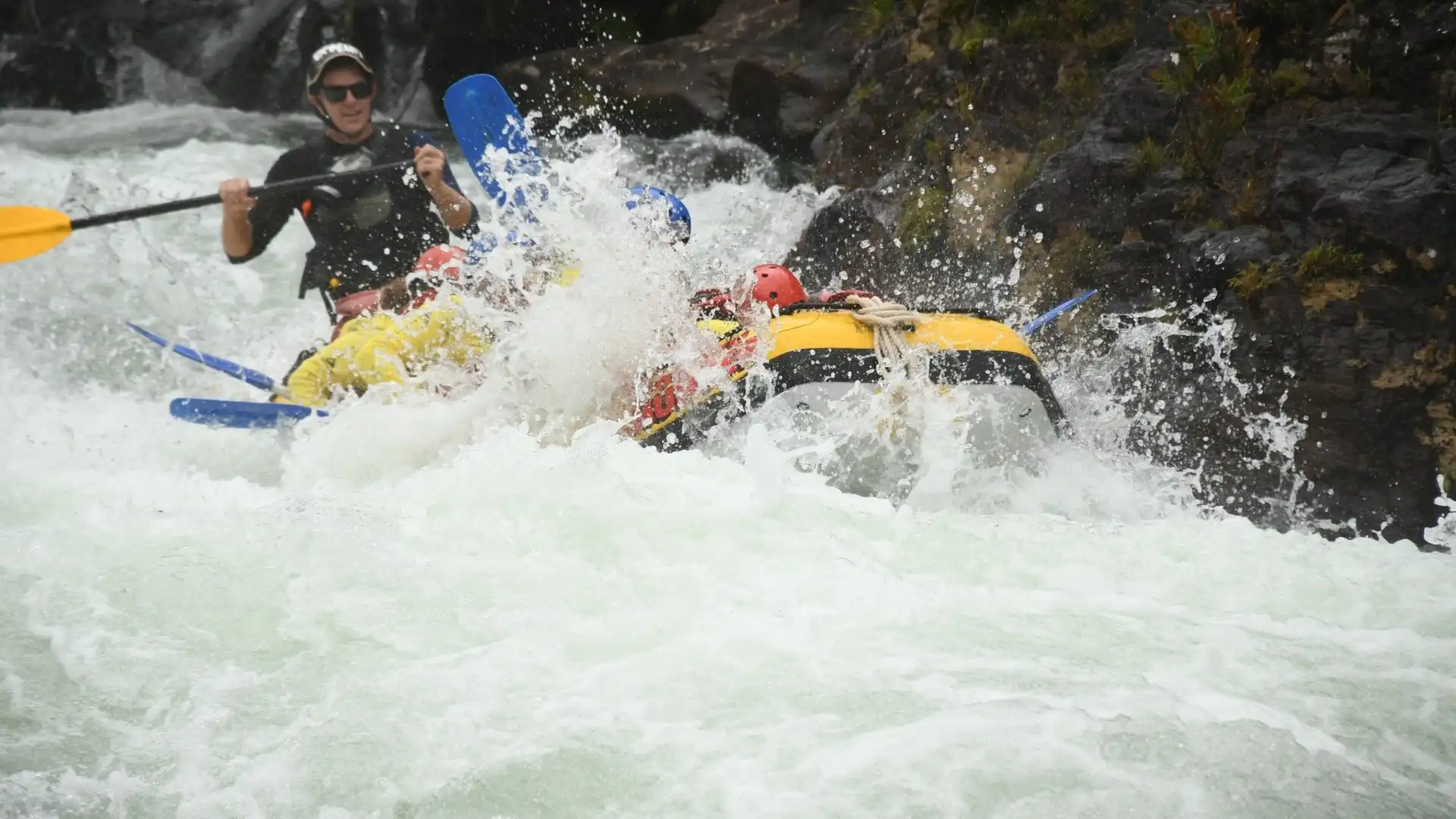 Hotels near Raging Thunder - Tully River Rafting