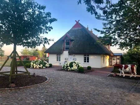 Landhotel Kuhs - Airporthotel Отели в г. Гюльцов-Прюцен