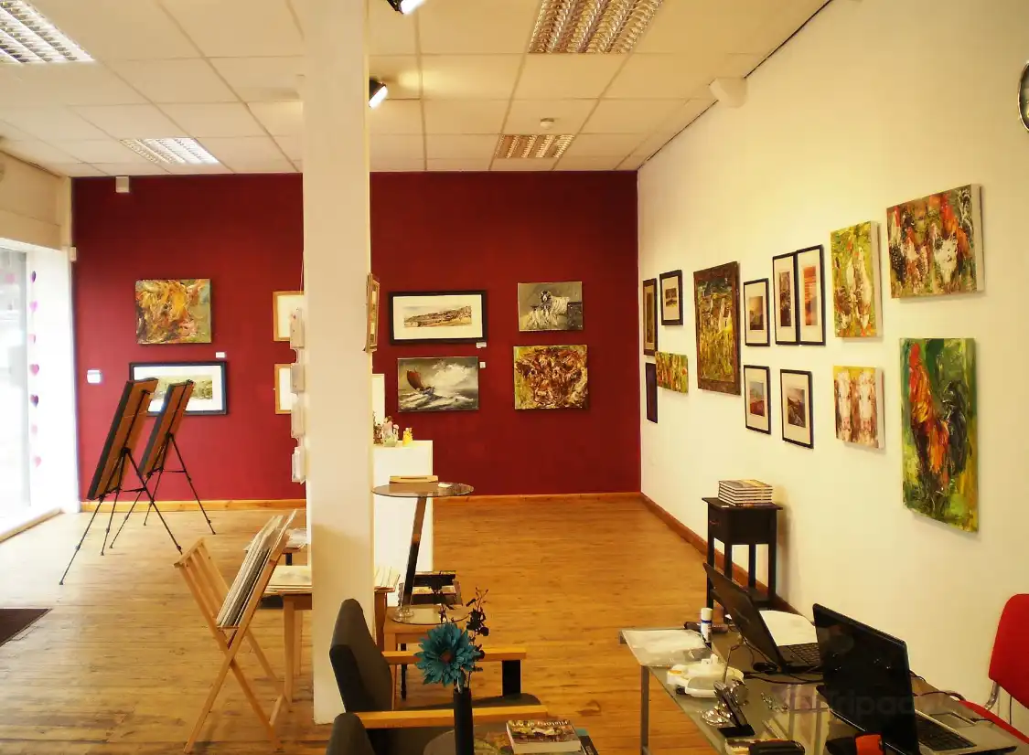 Hotels near Heartbeat Gallery