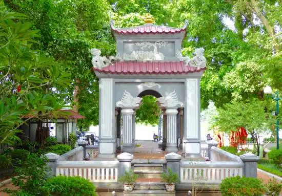 Отели рядом с достопримечательностью «Statue of King Le Thai To»