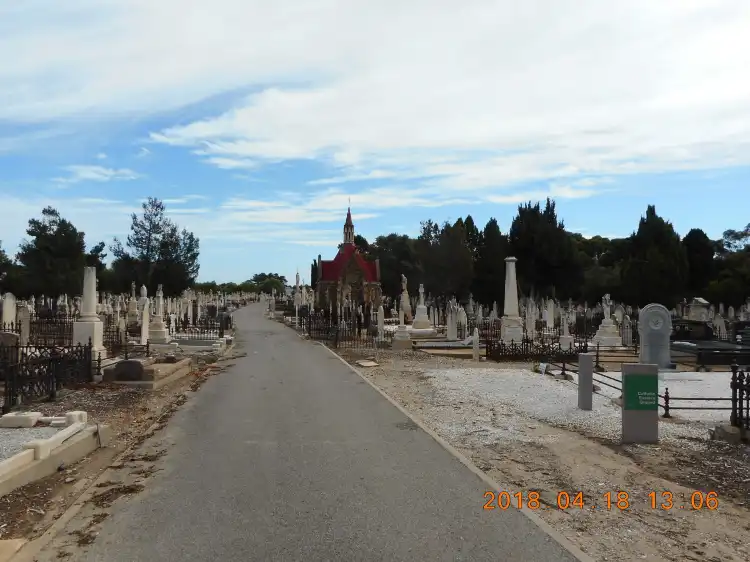Các khách sạn gần West Terrace Cemetery