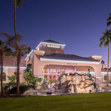 La Fuente Inn & Suites
