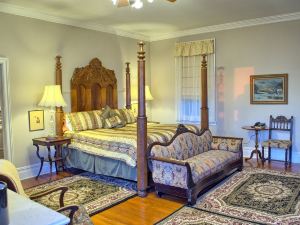 Corners Mansion Inn - A Bed and Breakfast