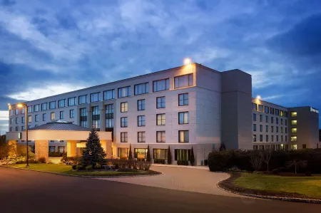 Embassy Suites by Hilton Piscataway Somerset Отели рядом с достопримечательностью «Rutgers University Busch Student Center»