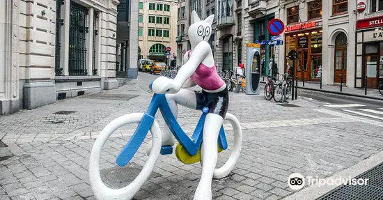 Statue La Chatte a Bicyclette