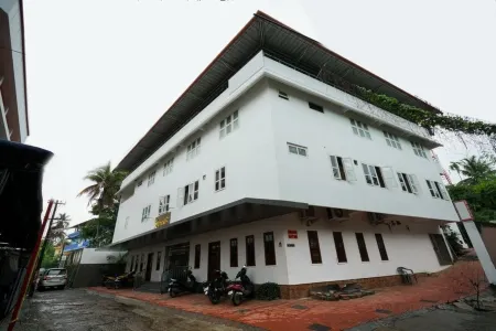 Queens Hotel Отели рядом со станцией Railway Station Bus Stop