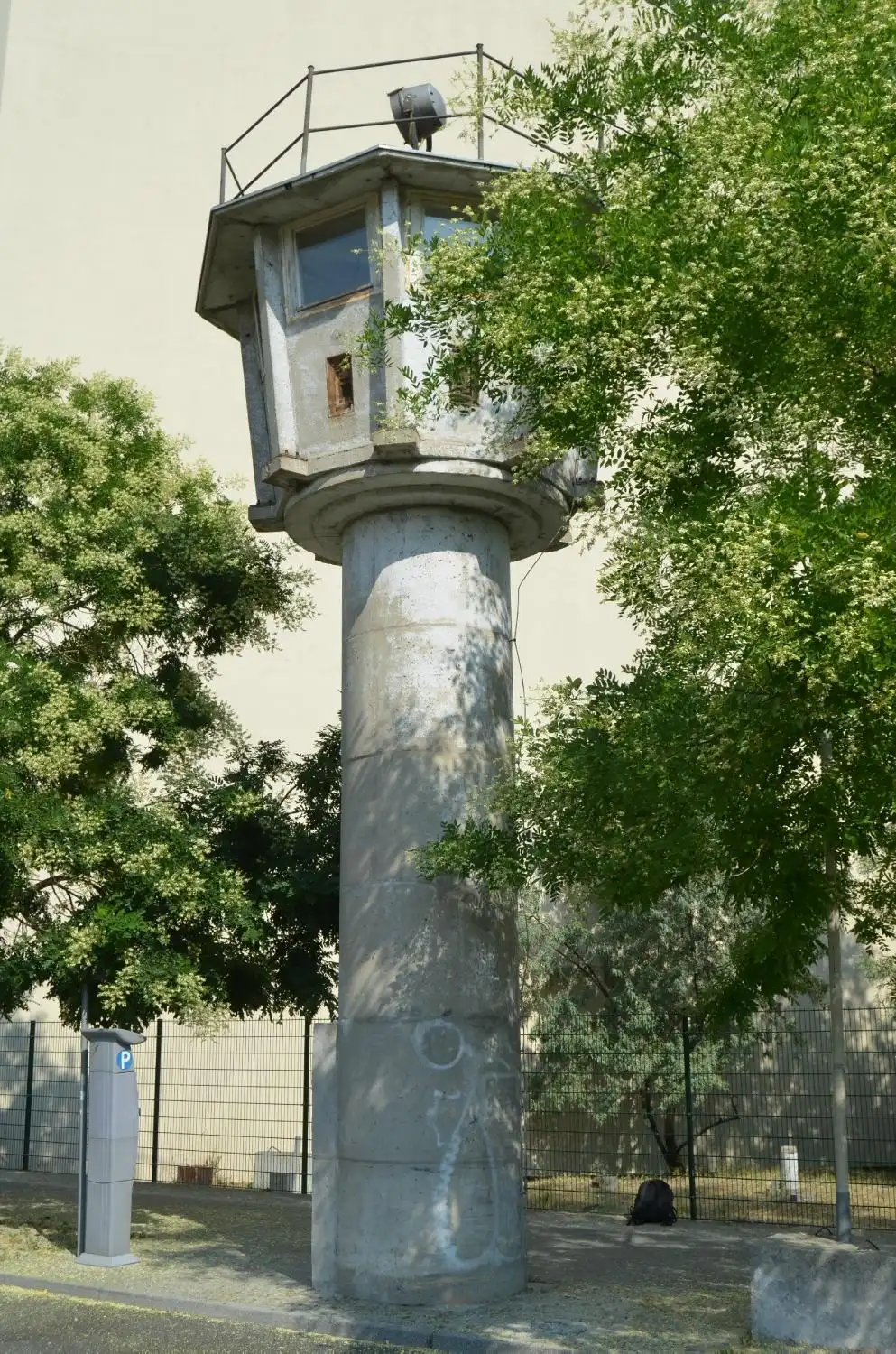 Hotel in zona GDR Watchtower