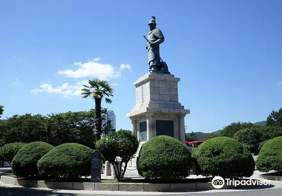 Statue of Chungmoogong