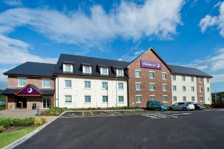 Premier Inn Abergavenny Отели в г. Ллантилио Пертоли