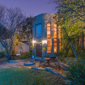 Moonflower Cottages Hotels near Johannesburg Zoo