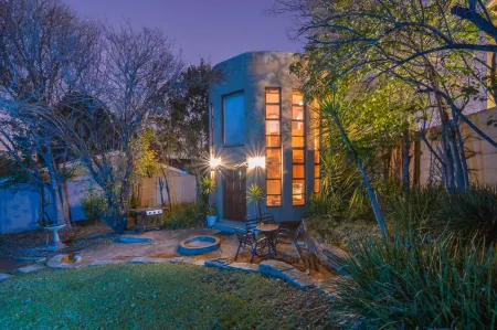 Moonflower Cottages Отели рядом с достопримечательностью «Йоханнесбург Зу»