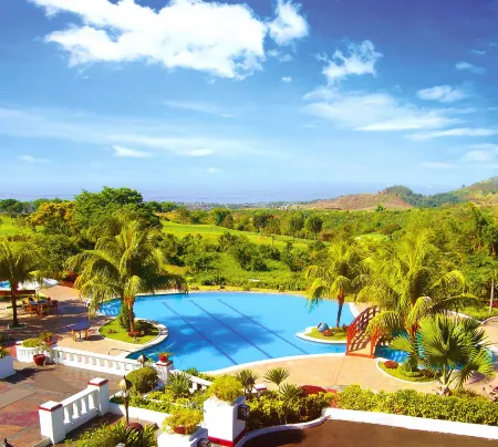 Thunderbird Resorts - Rizal Отели рядом с достопримечательностью «Университет Рисаль Систем, Бинангонан Кампус»