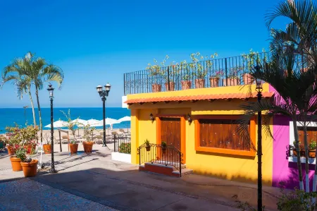 Playa Los Arcos Отели рядом с достопримечательностью «Los Muertos Beach Pier»