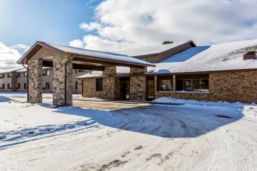 Cobblestone Inn & Suites - Merrill Hotel a Merrill