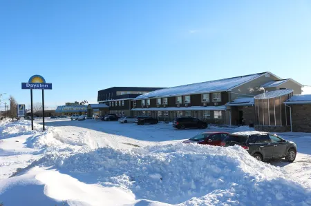 Days Inn by Wyndham Fredericton Отели рядом с достопримечательностью «Университет Нью Брансуик»