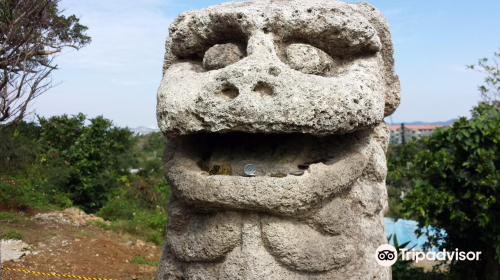 富盛の石彫大獅子 (Tomori Stone Lion)