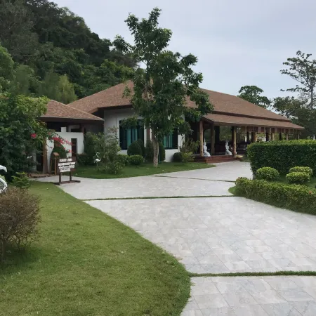 Koh Ngai Paradise Beach Отели рядом с достопримечательностью «Kuan Tong Rock»