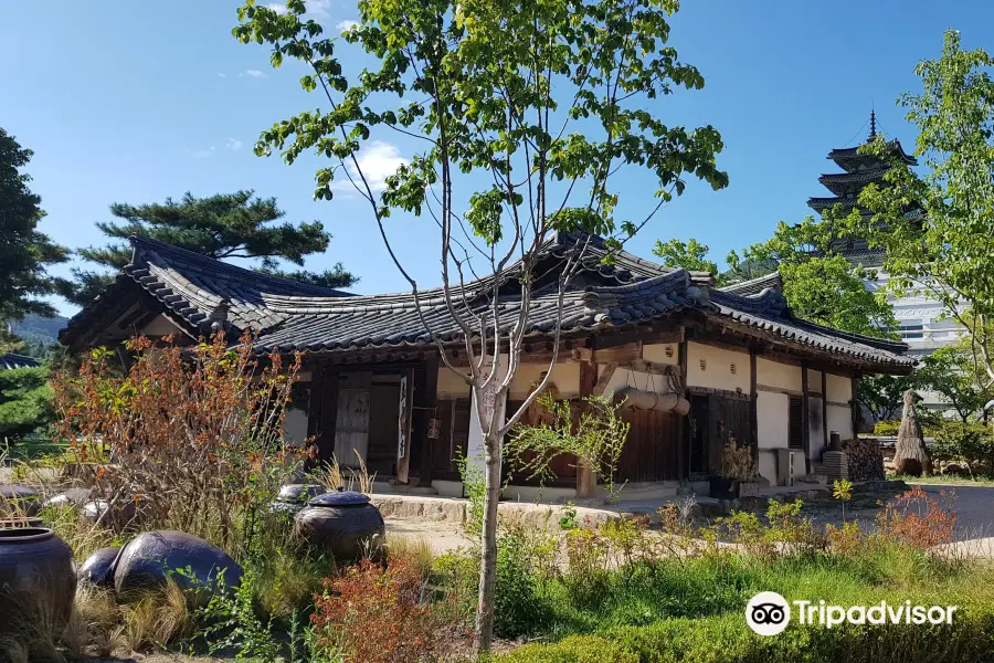 Earthenware Folklore Museum