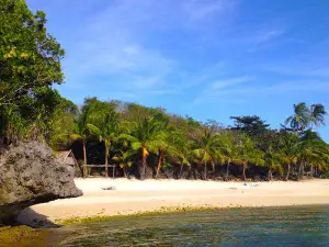 Tatlong Pulo Beach