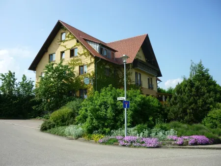 Landhotel Kirchberg Отели в г. Крайльсхайм