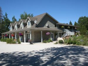 Adventure the Bruce Inn - Recently Renovated with Outdoor Hot Tub