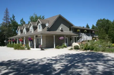 Adventure the Bruce Inn - Recently Renovated with Outdoor Hot Tub Hotels in Tobermory