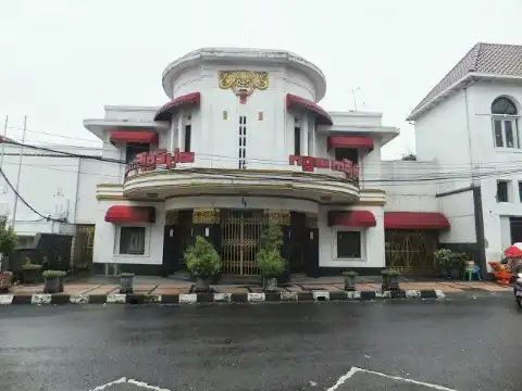 Hotels near The Majestic Theatre