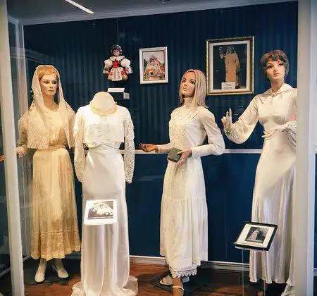 Hotels near Czech Heritage Museum and Genealogy Center