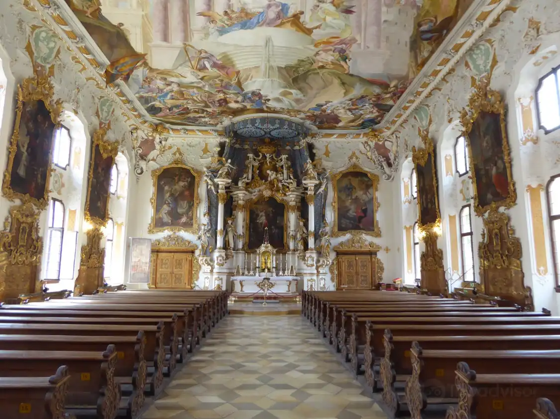 Hotels near Maria de Victoria Church