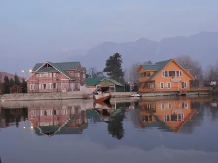 Akbar Group of Heritage Houseboats Отели рядом с достопримечательностью «Индира Ганди Мемориал Тьюлип Гарден»