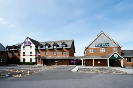 Premier Inn Christchurch West Отели рядом с достопримечательностью «Christchurch Priory»